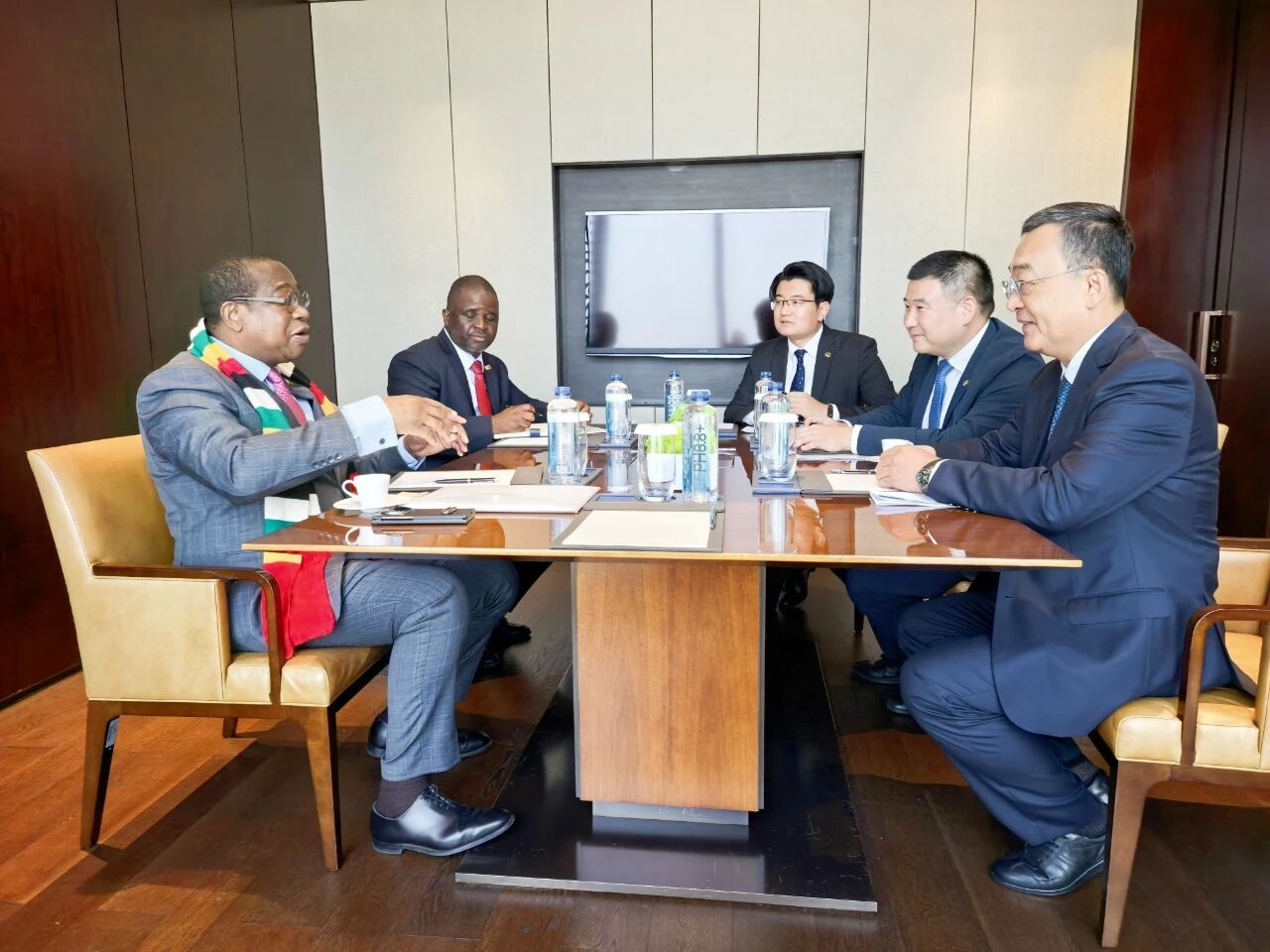 Bi Yanchun Visits Chinese Ambassador to Zimbabwe Zhou Ding, and Holds Discussions with Zimbabwean Finance Minister Ncube and Mutapa Investment Fund Chief Executive Chinyemba.