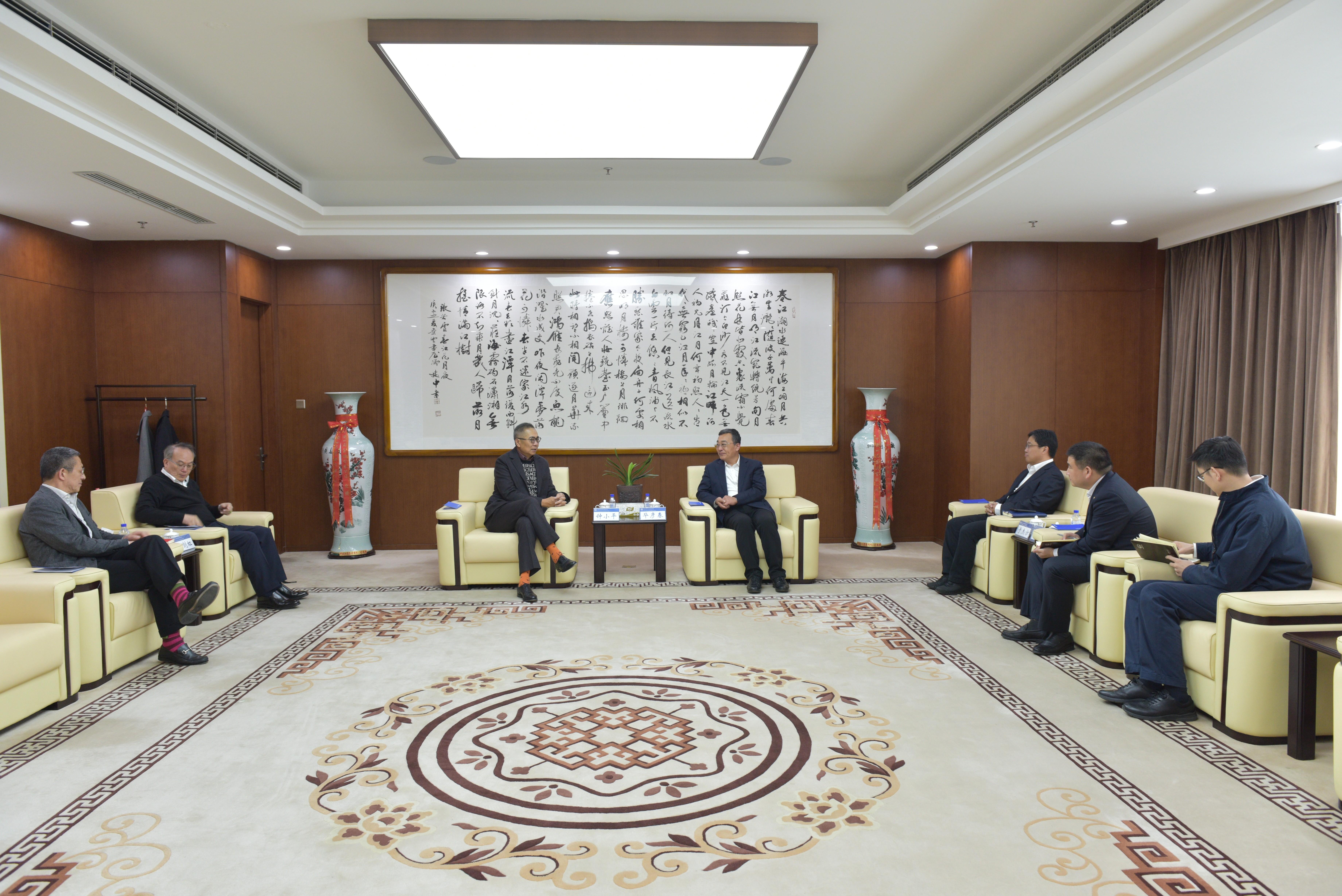 Bi Yanchun Holds Talks with Ian Chung, Executive President of AECOM Asia