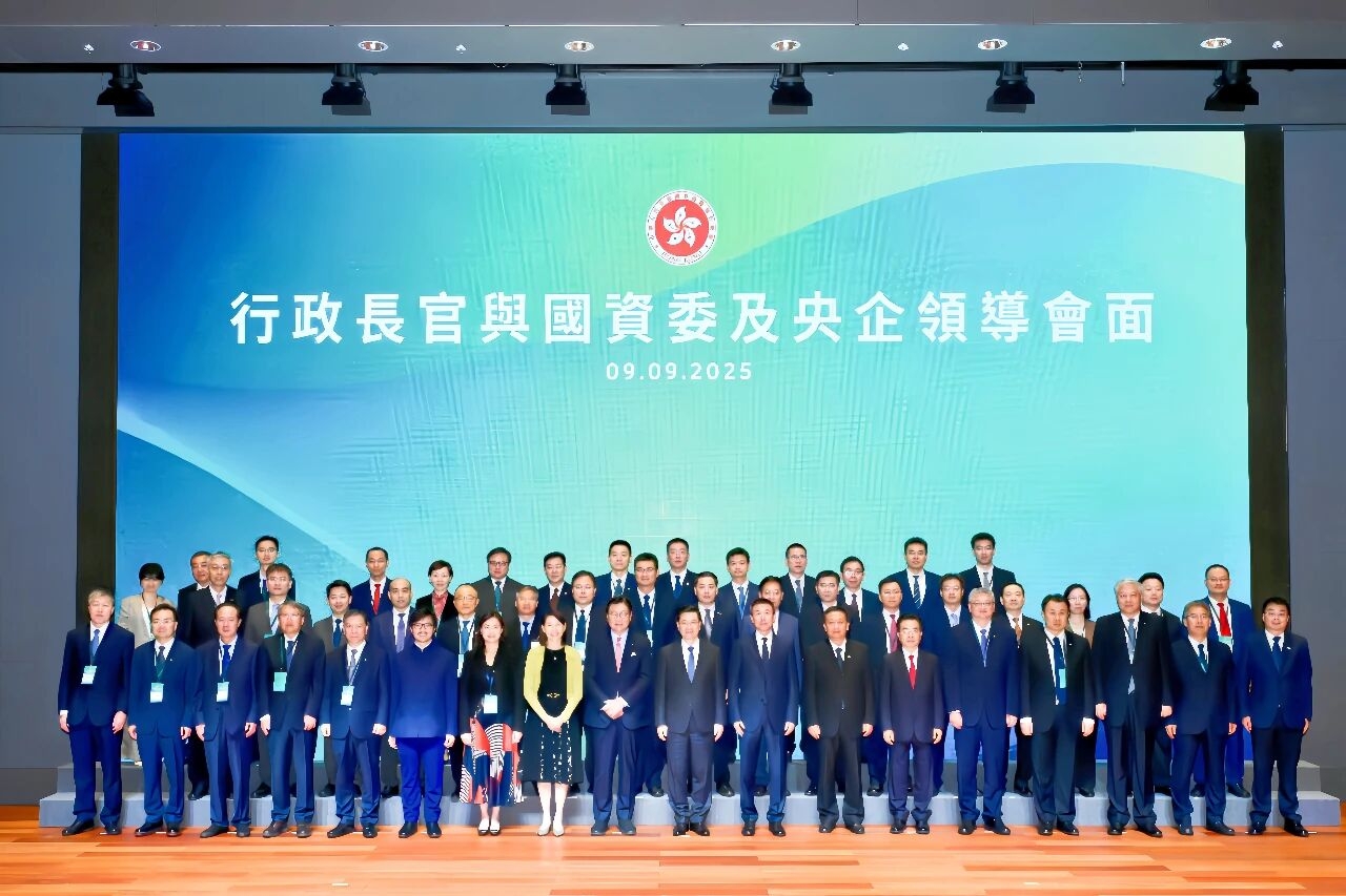 Bi Yanchun attends the Belt and Road Summit Forum and Conducts Business Activities in Hong Kong